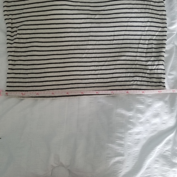American Eagle. Medium. White shirt with black stripes. - Picture 4 of 8